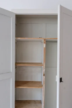 Sélection M Armoire parisienne vintage en bois Hot