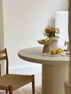 Sélection M Table ronde de salle à manger – enduit à la chaux Best